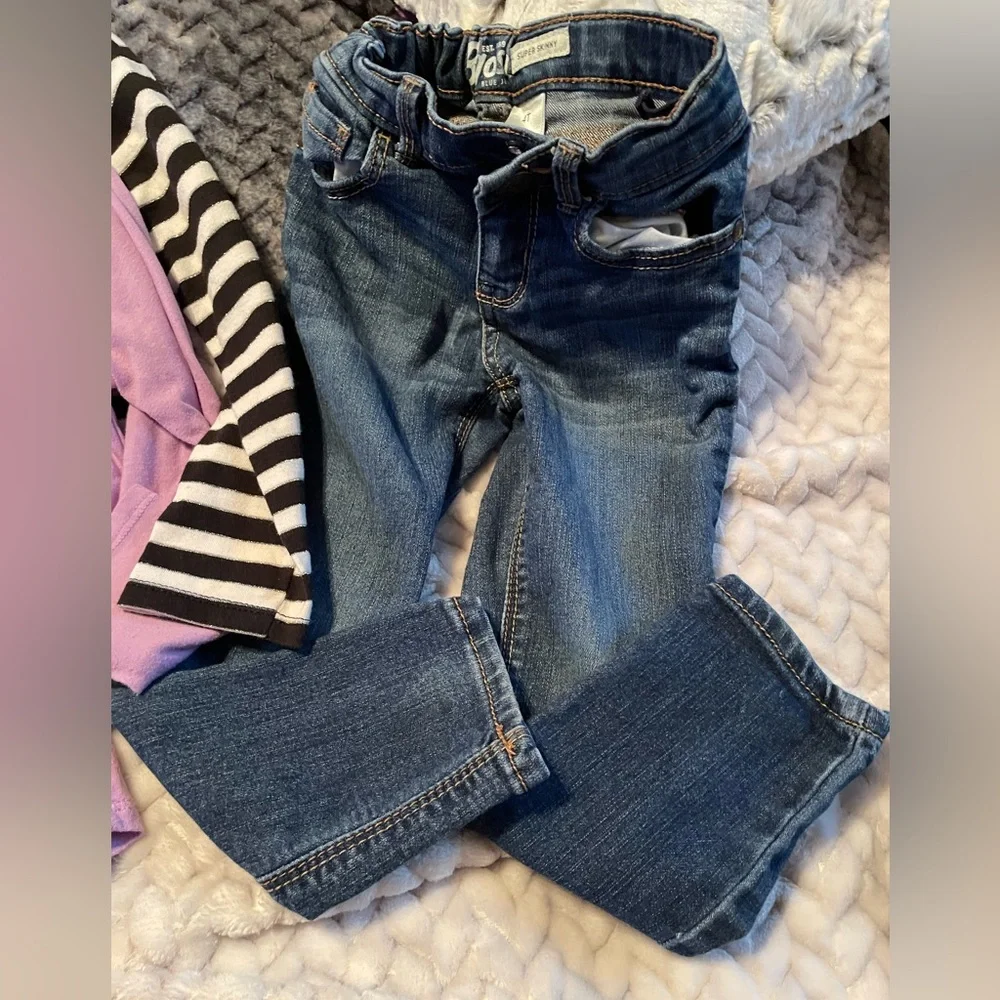 Girls 4T bundle of 3 PCS Jeans & 2 Tops.✨Gently Used Oshkosh & Garanimals